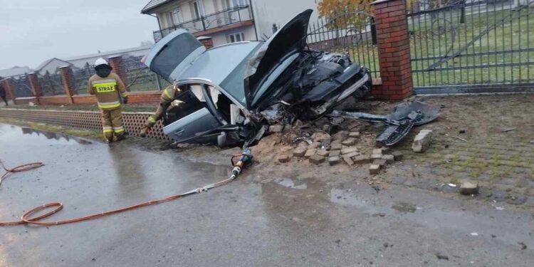 Powiat przysuski: Audi na ogrodzeniu – kierujący zakleszczony