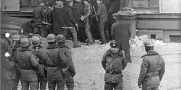 Z kraju: Komuniści w mundurach