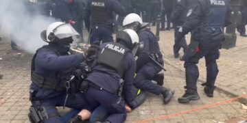 PROTESTUJĄCY ROLNICY BICI ORAZ PRYSKANI GAZEM