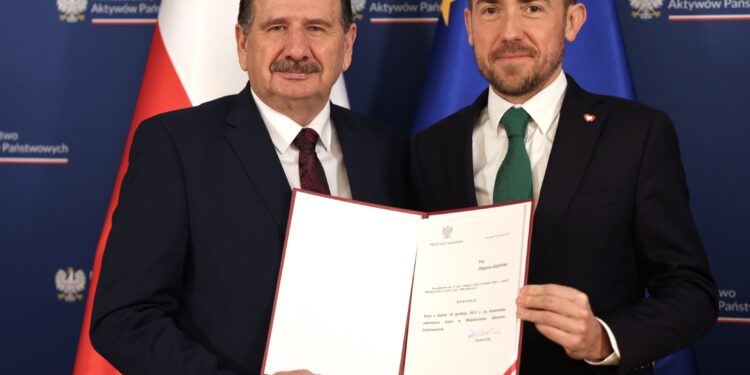 Polityk z wyrokami w rządzie,      a opozycjonista z zarzutami w areszcie.